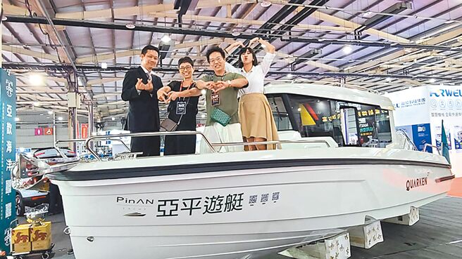 亚歆海洋与亚平游艇带来芬兰Quarken游艇亮相，掀起台湾豪华自驾游艇风潮，中部知名CNC车床制造公司参访点讚。图／王妙琴
