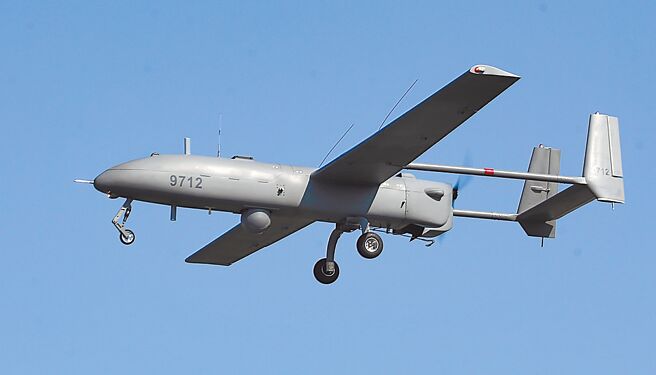 国防部长顾立雄7日在立院指出，由于无人机厂商去美国认证花费颇大，现正协调美方是否能在台进行。图为锐鸢无人机。（本报资料照片）