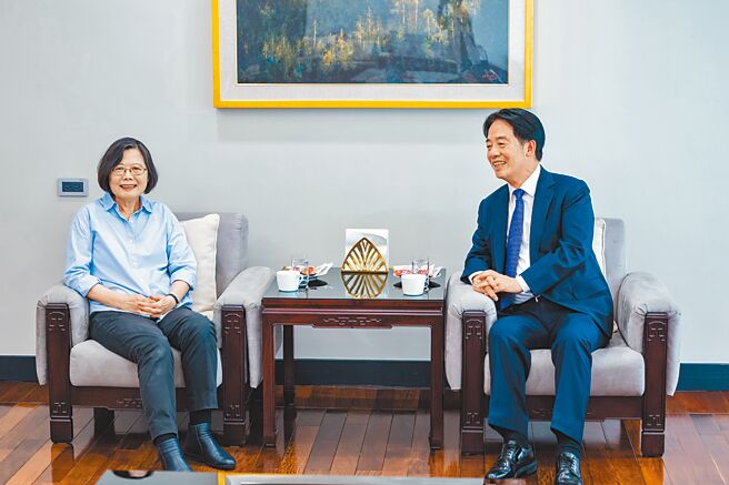 前总统蔡英文（左）6日赴总统赖清德（右）官邸作客，这是双方在520交接后首度公开同框。（总统府提供）