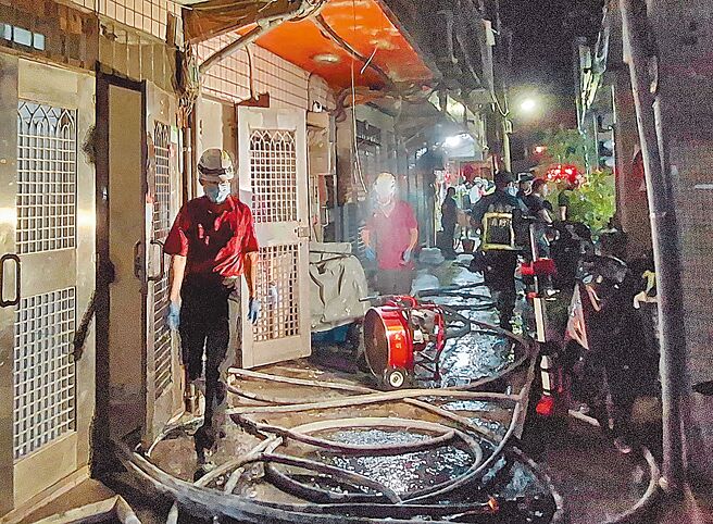 台北市延平北路八段1戶民宅凌晨發生火警，住在3樓的曾姓男租客被救出時已無生命跡象。（趙雙傑攝）