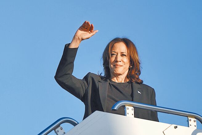 为削弱共和党籍前总统川普在关键战场州的优势，民主党候选人贺锦丽开始了为期1周的「媒体闪电战」。（路透）