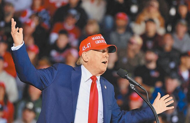 美国共和党总统候选人川普6日在威斯康辛州朱诺（Juneau）的造势大会上表示，如果当选总统，将对从墨西哥进口的汽车徵收200％的关税。（路透）