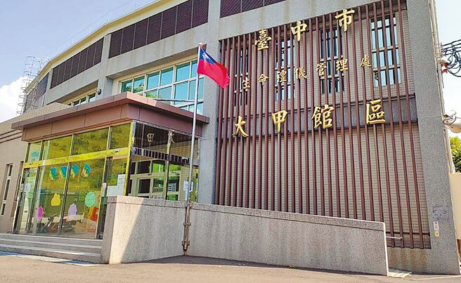 台中市大甲殯儀館治喪需求高，但民眾經常反映靈堂不足、火化數壅塞與館內運棺道路顛簸等問題，台中市政府投入330萬元優化相關設施。（李京昇攝）