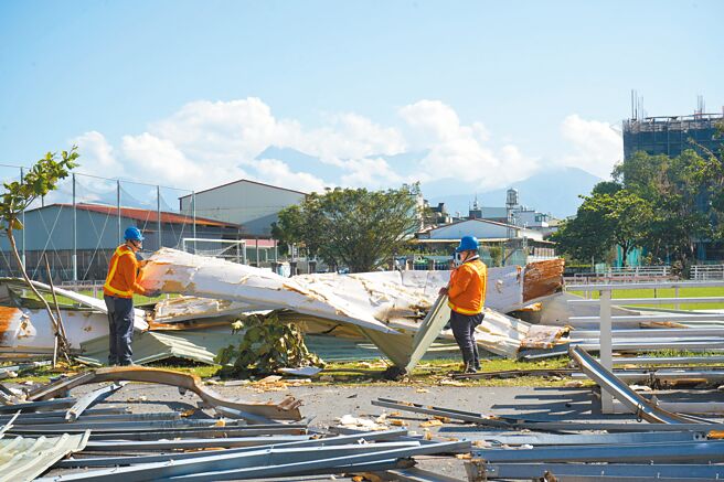 山陀兒颱風侵襲屏東，屏東縣157所學校受創嚴重，全民運動會場地部分損壞，屏東縣長周春米指示相關單位，1周內將全民運相關場館修繕完成。（羅琦文攝）