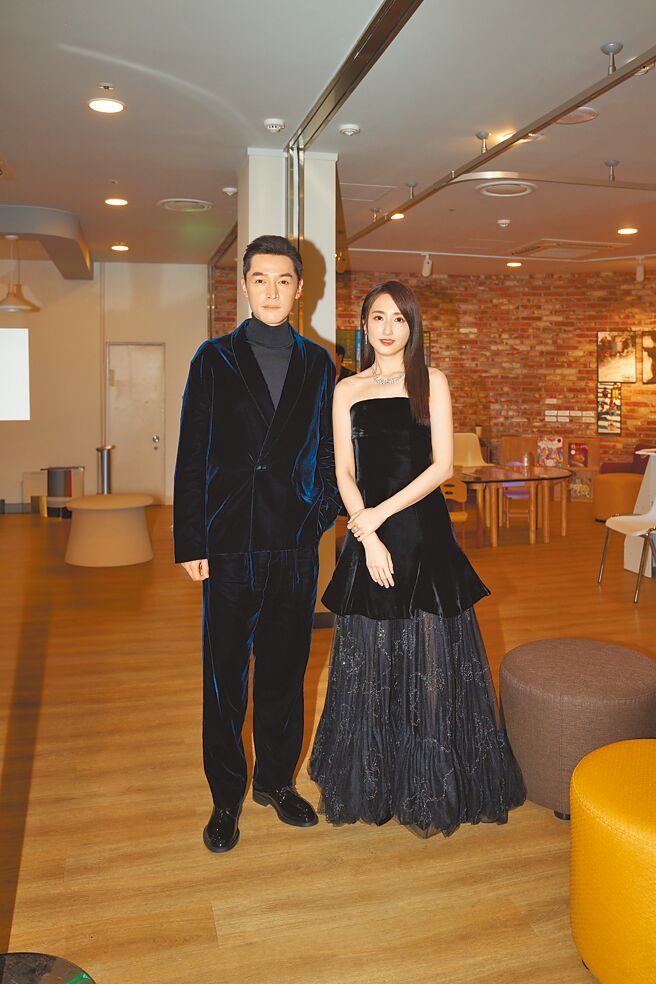 柯佳嬿（右）担任2024年釜山国际影展的第6届「亚洲内容暨全球OTT大奖」（ACA & Global OTT Awards）评审，6日与最佳男主角奖得主胡歌合影。（柯佳嬿经纪公司提供）