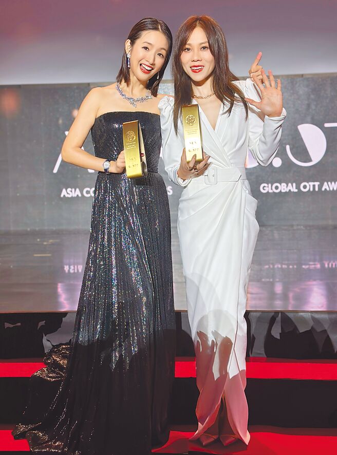 林依晨（左）与蔡健雅在2024年釜山国际影展的第6届「亚洲内容暨全球OTT大奖」分别获得最佳女主角奖、最佳原创歌曲奖。（公视提供）