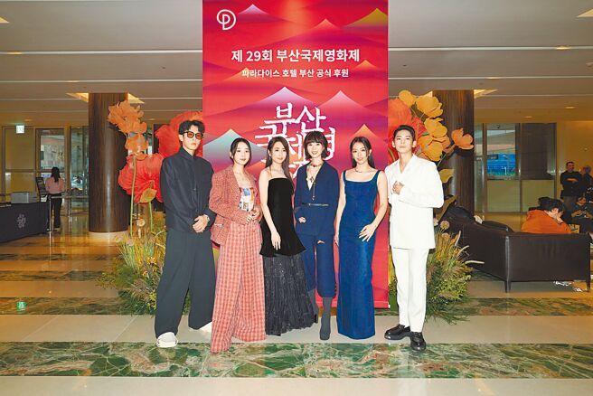 柯佳嬿（左三）擔任2024年釜山國際影展的第6屆「亞洲內容暨全球OTT大獎」評審，6日與台灣演員柯震東（左起）、李沐、謝盈萱、宋芸樺、林柏宏開心合影。（柯佳嬿經紀公司提供）