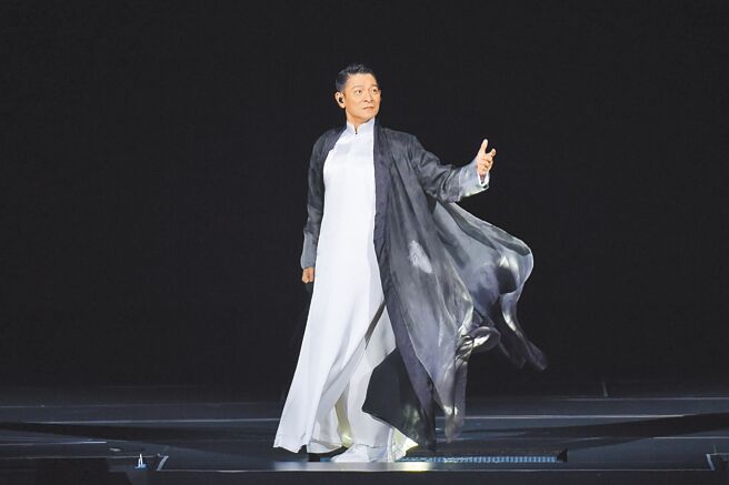 刘德华暌违11年来台开唱，儘管康芮颱风搅局，但3天连唱4场，依旧让歌迷听得如痴如醉。（台湾映艺提供）