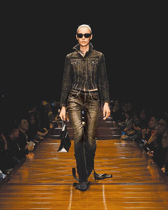 丹寧夹克与裤装结合背后的织带设计，带来飘逸感。（Balenciaga提供）