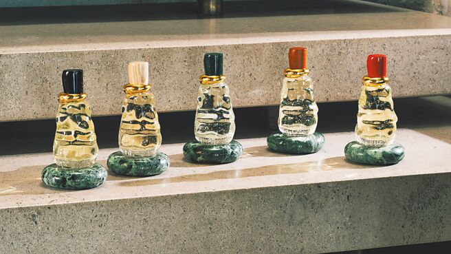 Bottega Veneta全新香水系列，永恆（左起）、海洋、暖光、夜幕、跟我走，每瓶各為1萬5400元。（Bottega Veneta提供）