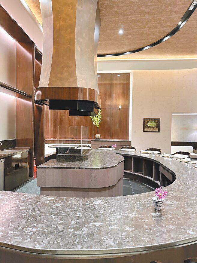 「隽GEN」餐厅以建筑空间所承载之美学为宗旨，将「亲切款待」心意放入设计思考，用餐座位席设88位，包含可谓中餐厅首创、能近距离欣赏师傅精湛烹饪技艺的Ｕ型板前区。（吴娮翎摄）