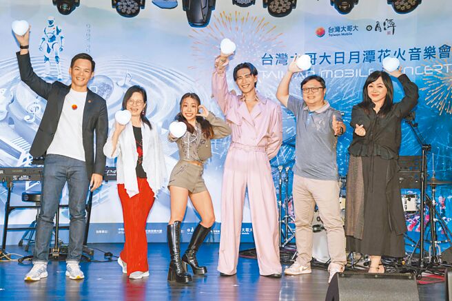 台灣大7日舉辦「台灣大日月潭花火音樂會搶先體驗會」，台灣大總經理林之晨（左起）、切膚之愛基金會執行長詹麗珠、準歌后接班人艾薇、天生藝術家柏霖PoLin、日月潭國家風景區管理處科長施文彬、台灣大永續品牌公關副總劉麗惠共同邀請民眾11月2日一起參與。（石智中攝）