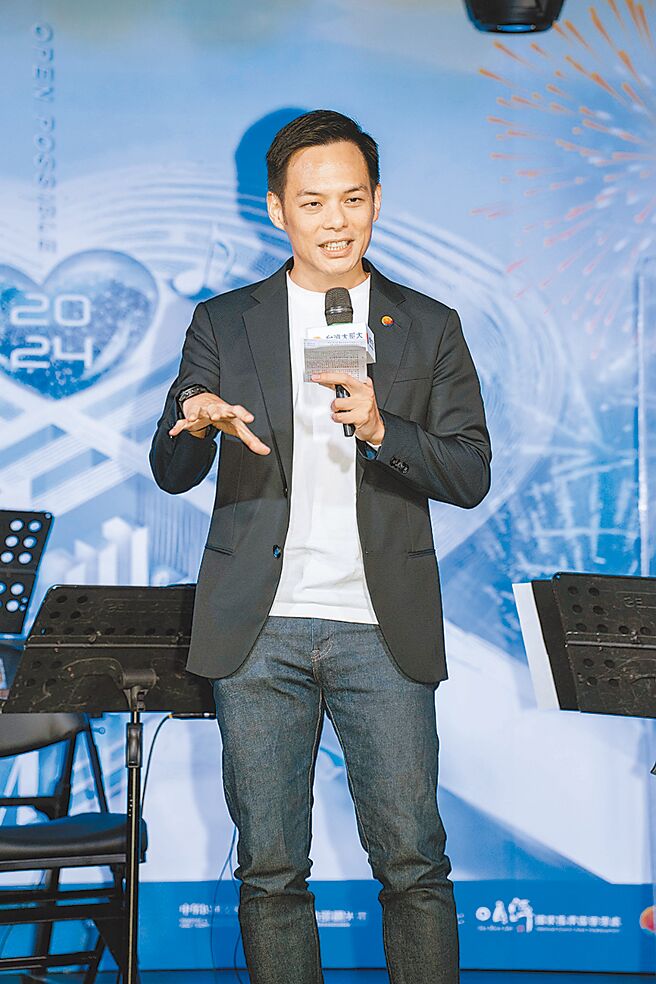 台灣大總經理林之晨鼓勵大家享受科技便利，釋放大量腦力手力的同時，回歸「本心」。（石智中攝）