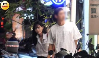 直击／掰了连晨翔　吴子霏带新男友跟导演骑车三贴游大街