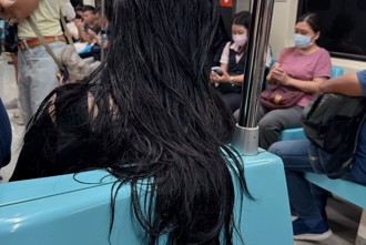 北捷「油头女」长髮挂椅背、甩尾 照片152万人喊噁