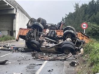 驚悚！台61新豐段「砂石車撞警車」翻落高架橋 駕駛送醫不治