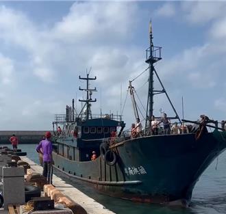 大进满88号遭扣船长仍未归   海巡也扣陆越界铁壳船