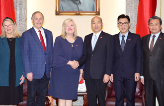 影》韓國瑜帶「立院胖瘦2帥哥」見外賓！妙語如珠美眾議員笑翻