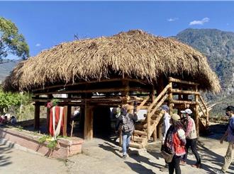 重現鄒族建築「赫夫」 久美國小運用國產材裝修圖書室