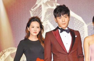 伊能靜秦昊街邊大吵！她直接蹲下「做1舉動」尪投降笑了