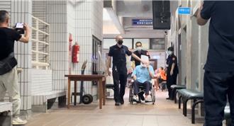 林明佐博奕涉貪案首開庭 暴瘦坐輪椅現身！抓資料夾擋臉