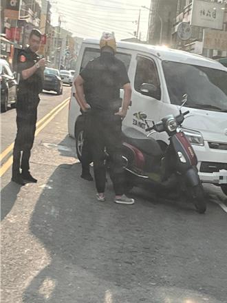 台南行車糾紛攔車　騎士「柴犬安全帽」反成亮點