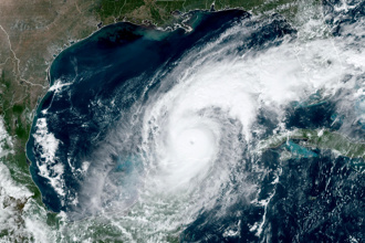 影》「颶風獵人」搏命飛入怪物密爾頓！飛機狂晃驚險畫面曝