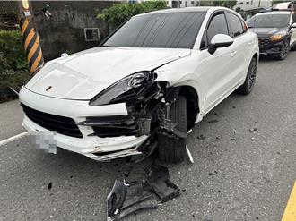 豐田汽車正面衝撞保時捷大翻車　網友諷「賠慘了」