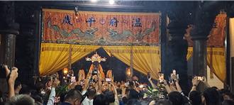 睽違百年！東港頂頭角再扛溫府千歲 9旬老轎班感動：終於等到