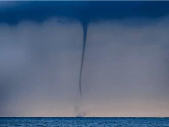 小琉球外海驚現「水龍捲」 持續逾10分鐘 直竄天際畫面曝