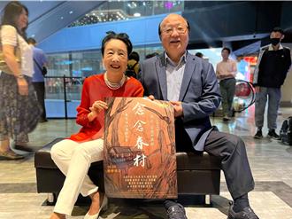 邵曉鈴車禍後罕見現身　與胡志強相隔30年電影約會