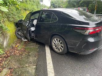 新店阿伯出事了！8旬翁開車撿東西　偏移車道對向車無辜遭撞