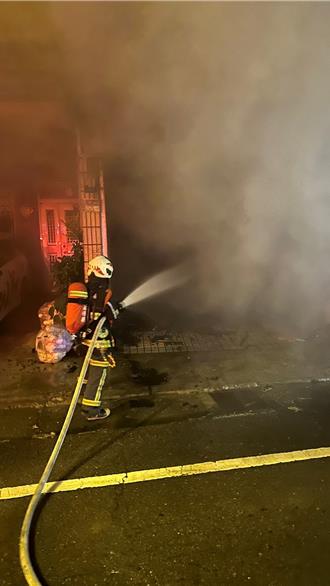 云林麦寮民宅大火　屋主救火受伤、1女昏迷送医