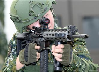 明年將量產！軍備局公開新型 T112步槍 配「近戰瞄準鏡」提升準度