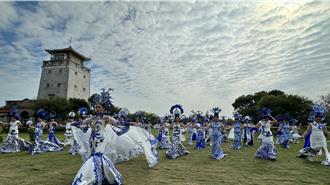 青花瓷旗袍文化藝術快閃金門 近百「移動花瓶」走秀美不勝收