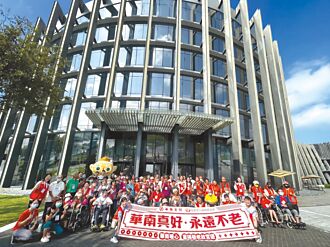 華南攜弘道 陪伴長輩遊故宮南院