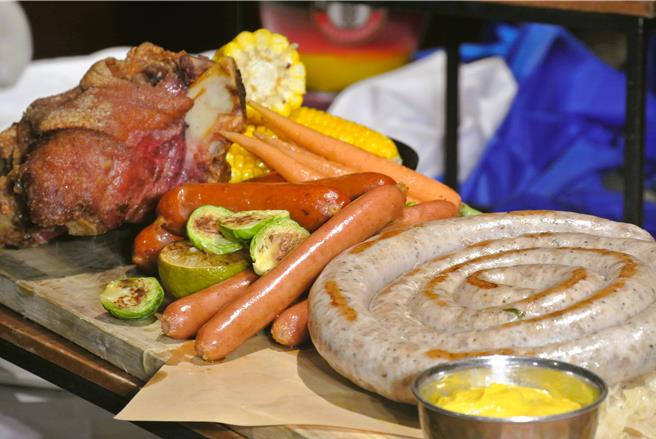 「德式美馔飨宴」新增超过20款的德国经典美食与精选啤酒，必吃外酥内嫩的「德国烤猪脚」以及3款「经典德国香肠」。(陈韵萍摄)