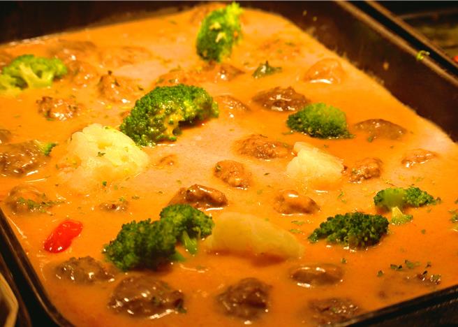 手工制作的「柯尼斯堡肉丸」，浓郁奶香与柔软肉质完美结合，配上绵密马铃薯泥，是德国传统经典美味。(陈韵萍摄)