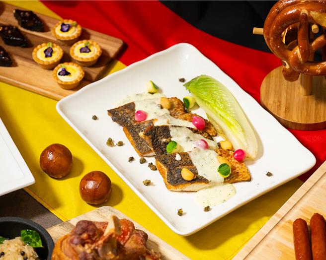 「德式芥末籽茴香鲈鱼」以白酒提香，衬托鲈鱼鲜嫩肉质与草本香气，滋味丰富。(台北远东香格里拉提供)