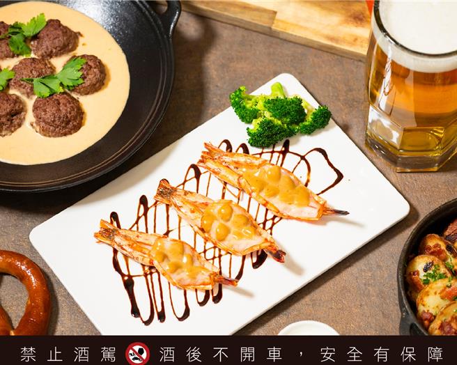 铁板现点现煎的「德式黑啤酒煎鲜虾」，黑啤酒的香气与弹嫩虾肉完美融合，口感令人难忘。(台北远东香格里拉提供)