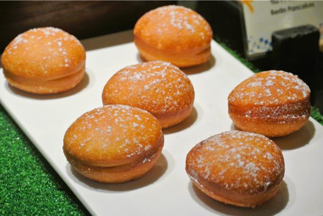 因应「德式美馔飨宴」，点心主厨团队特别准备一系列道地德式甜点，带有莓果香气的「柏林果酱麵包」，是德国当地流传已久的传统甜点。(陈韵萍摄)