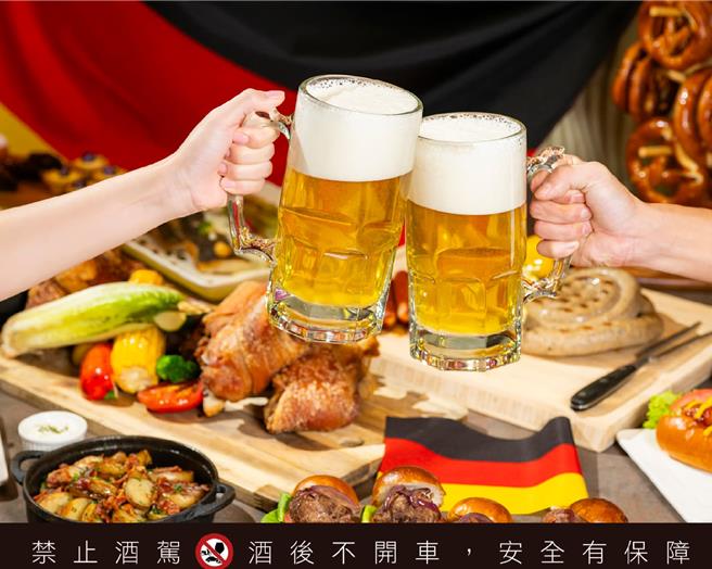 整个10月，「远东Café」自助餐厅无限供应慕尼黑限定黑、白啤酒，民眾免飞慕尼黑，即可大啖德国经典佳肴，美味零「食」差。 (台北远东香格里拉提供)