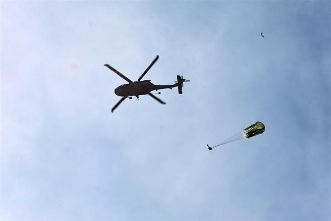 陸軍空訓中心今年首次開辦直升機水域滲透跳傘訓練班，昨日在潮州空降場進行跳傘訓練，為後續的水域跳傘訓練完成整備。（記者孫建屏攝）