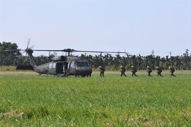  在UH-60M通用直升機抵達後，由教官帶領學員前往登機。（記者孫建屏攝）