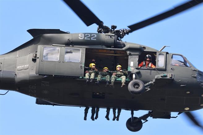 為提升特戰官兵跳傘戰技及反應能力，陸軍空訓中心今年首次開辦直升機水域滲透跳傘訓練班，昨日在潮州空降場施訓；18位學員在空降場搭乘UH-60M通用直升機升空後，自2000呎高度跳傘著陸，以熟稔空中操傘及編隊等戰技，為後續的水域跳傘訓練完成整備。（記者孫建屏攝）