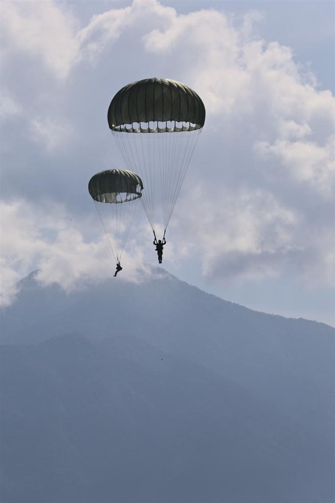 為提升特戰官兵跳傘戰技及反應能力，陸軍空訓中心今年首次開辦直升機水域滲透跳傘訓練班，昨日在潮州空降場施訓；18位學員在空降場搭乘UH-60M通用直升機升空後，自2000呎高度跳傘著陸，以熟稔空中操傘及編隊等戰技，為後續的水域跳傘訓練完成整備。（記者孫建屏攝）