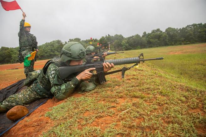  官兵全神貫注進行實彈射擊，展現平時勤訓精練成果。（記者林睿奕攝）