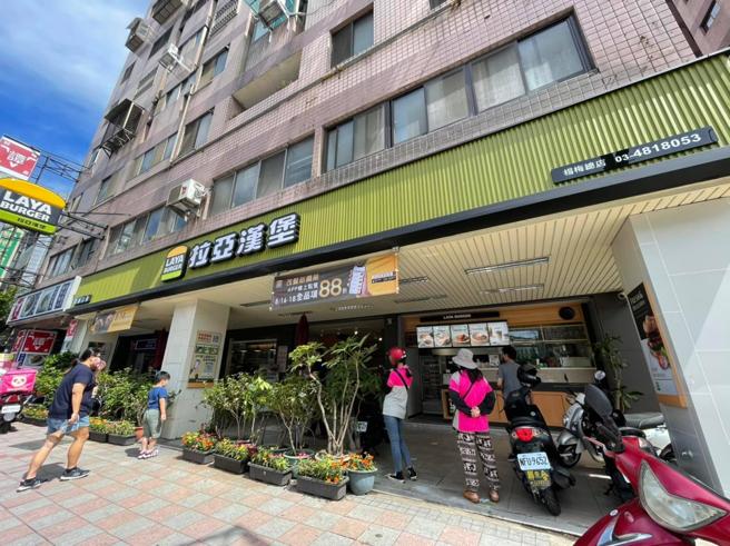 拉亚汉堡「蓝莓乳酪贝果」因为爆浆内馅成为社群焦点，未料却也因此收到许多奥客的负评。（示意图／翻摄自拉亚汉堡脸书）