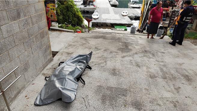 花蓮縣壽豐鄉鯉魚潭1名年約60歲的杜姓民眾，今天清晨不明原因在碼頭落水，人被救起時已明顯死亡、屍僵，全案已交由警方展開調查。（花蓮縣消防局提供／羅亦晽花蓮傳真）