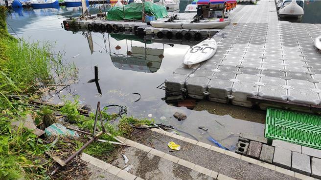 花蓮縣壽豐鄉鯉魚潭1名年約60歲的杜姓民眾，今天清晨不明原因在碼頭落水，人被救起時已明顯死亡、屍僵，全案已交由警方展開調查。（花蓮縣消防局提供／羅亦晽花蓮傳真）